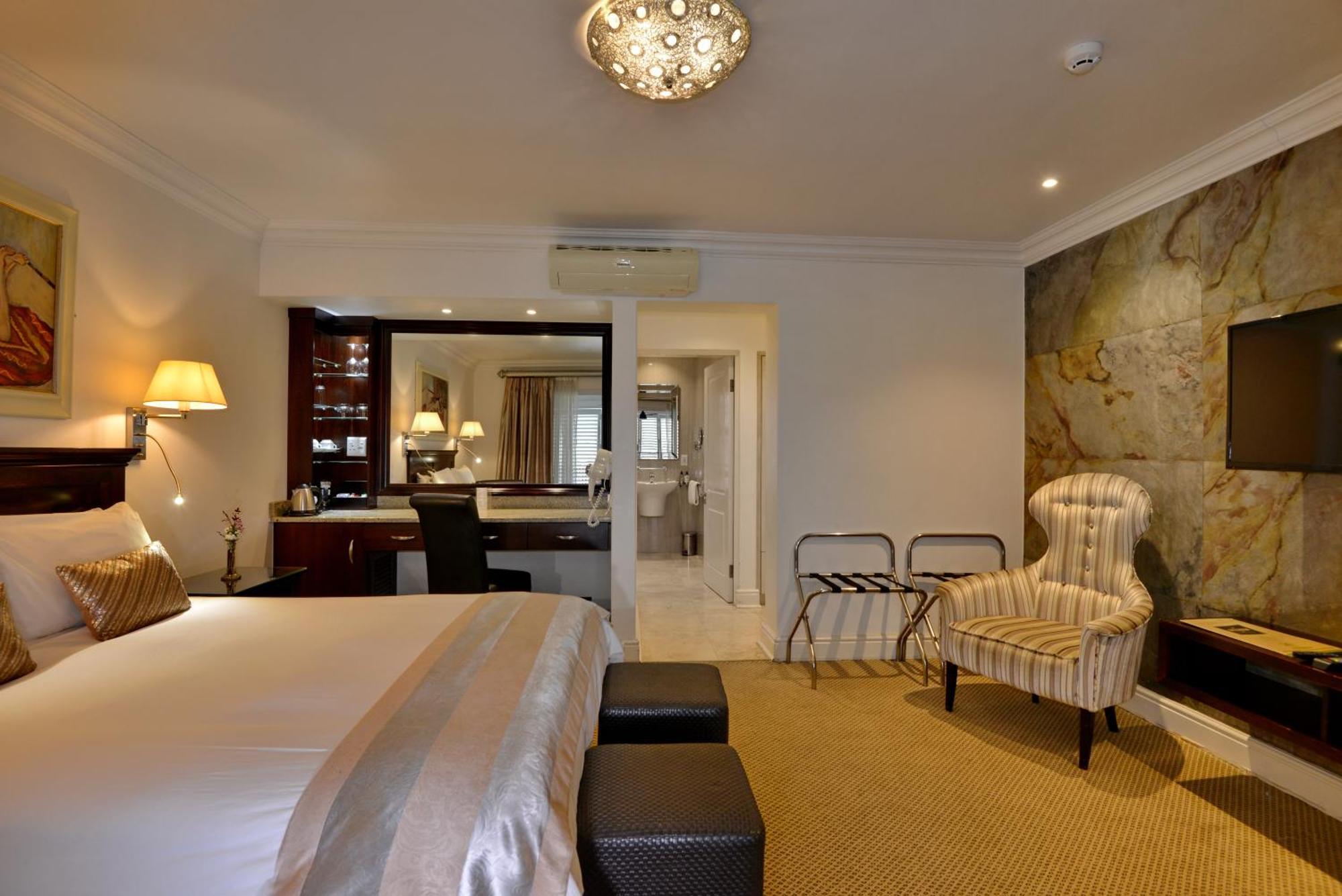 The Coach House At Val Du Charron Hotel Wellington Exterior photo